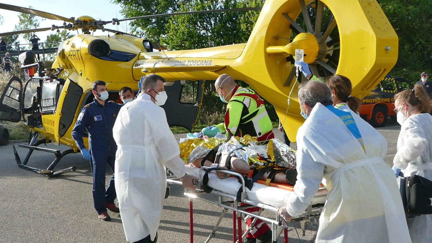 I soccorsi a Enrico Caggiano il giorno dell’incidente (foto Attalmi)