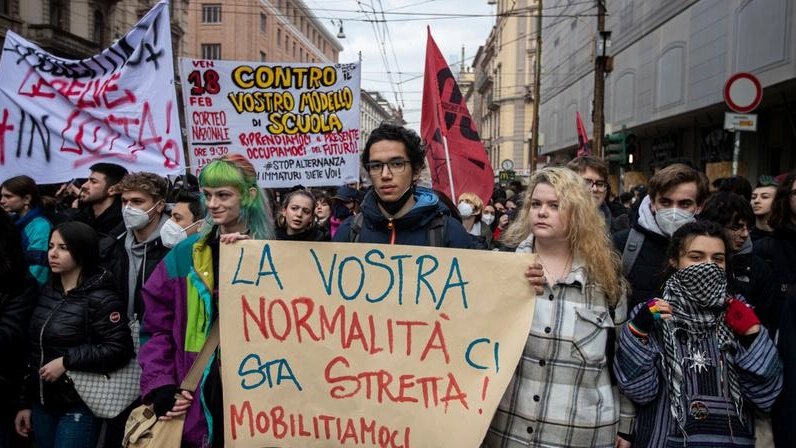 Un momento della manifestazione studentesca a Milano