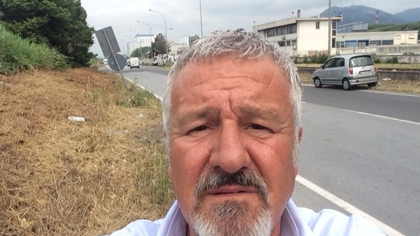  Il consigliere comunale Stefano Benedetti si è fotografato davanti allo «scempio» di via Dorsale