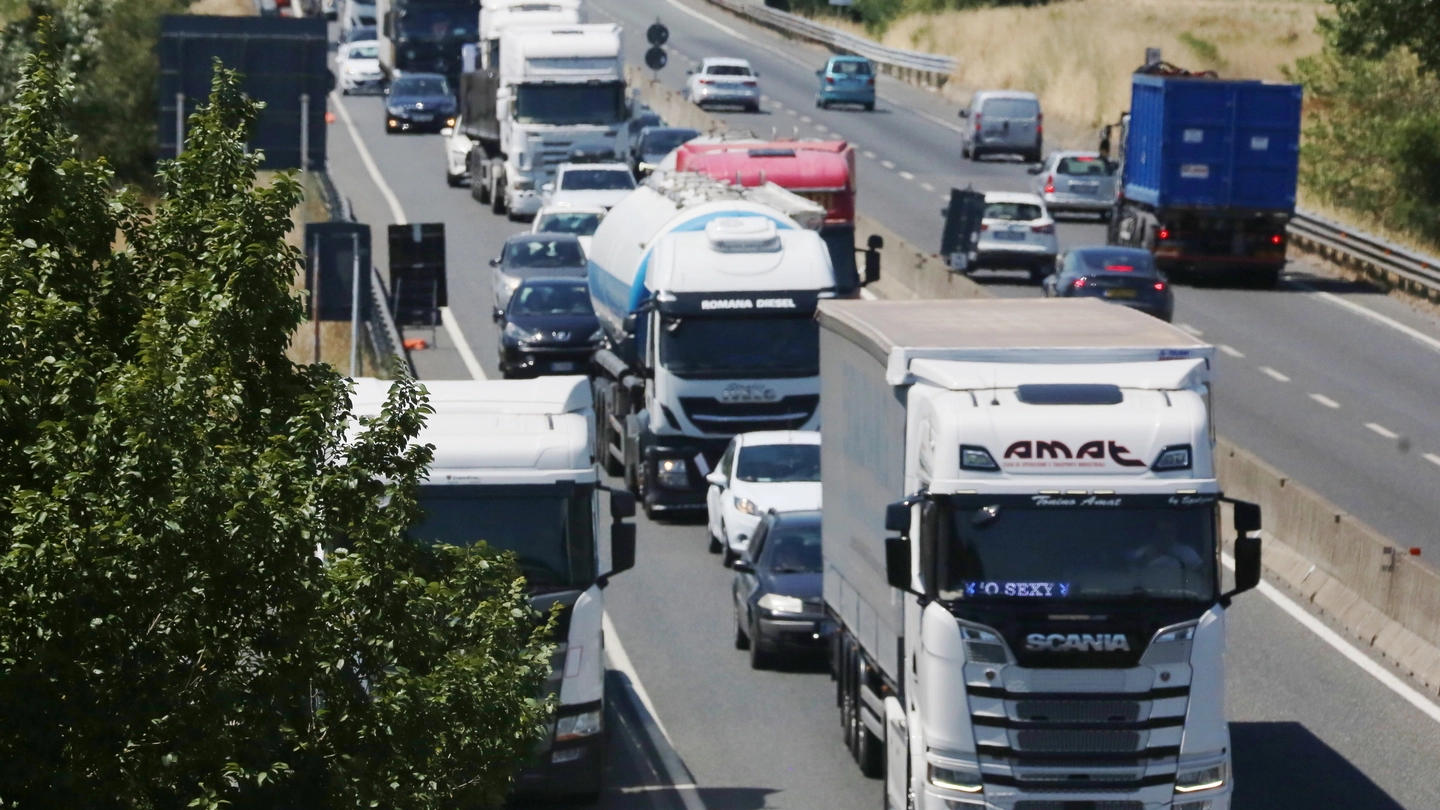 La superstrada trafficatissima dai mezzi pesanti La superstrada trafficatissima dai mezzi pesanti
