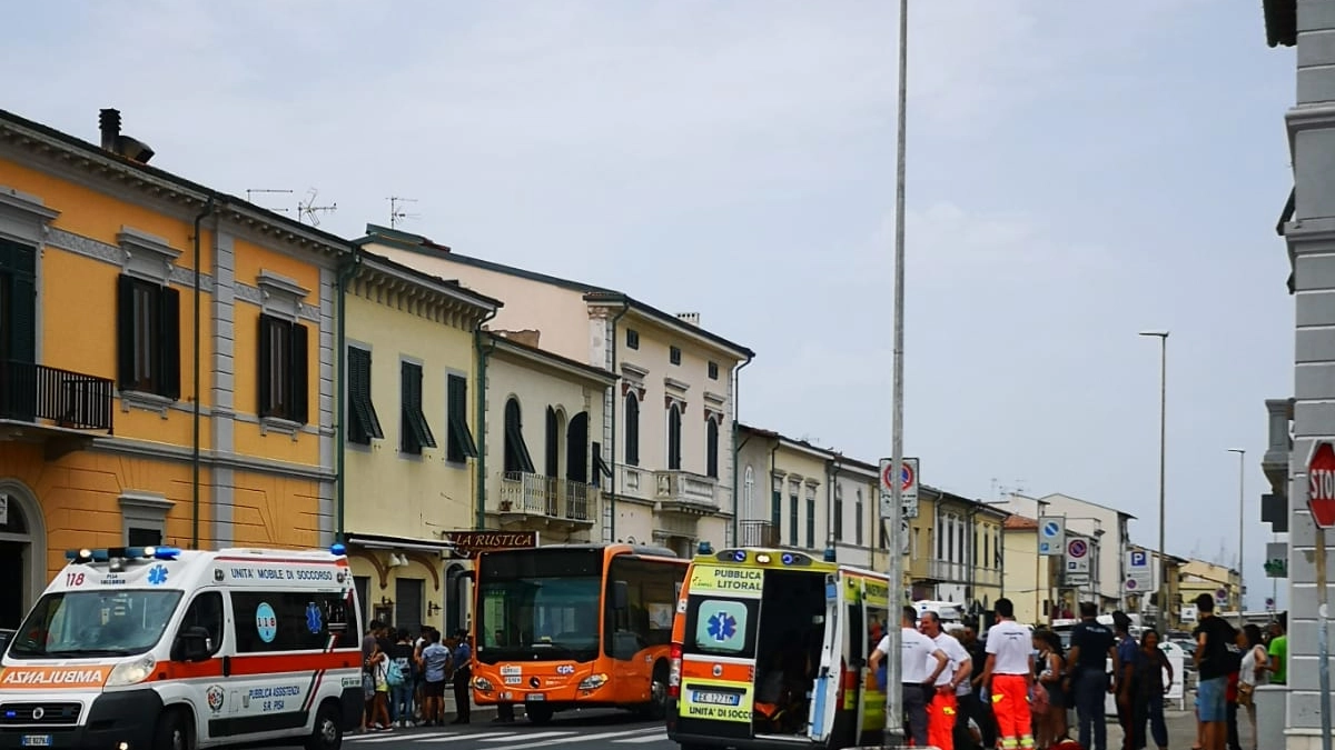 I soccorsi ai passeggeri del bus a Marina di Pisa