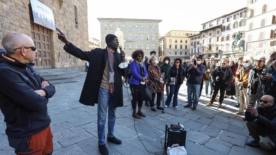 Firenze, presidio di solidarietà per l'ambulante senegalese abusivo (New Press Photo) 