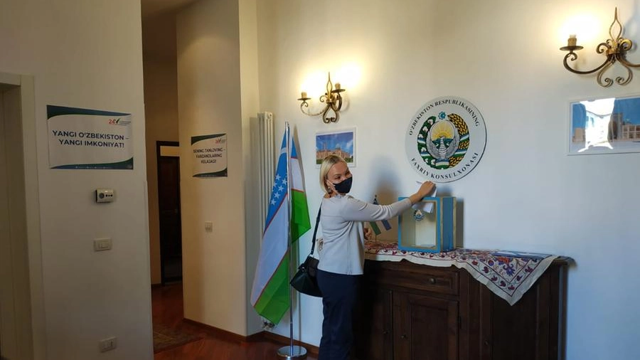 Una giovane donna Uzbeka al voto a Firenze