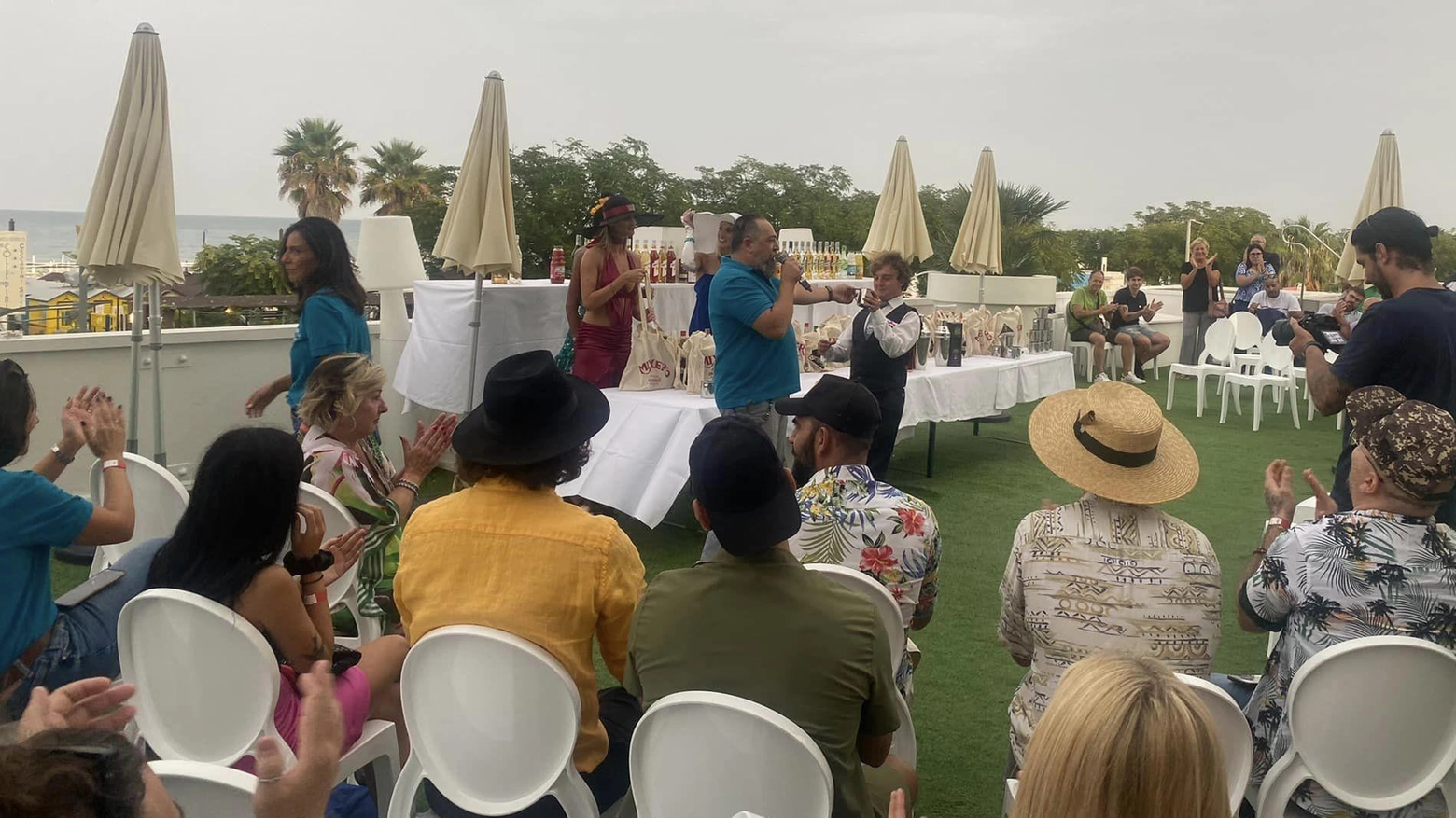 La Federazione Italiana Barman è arrivata a Riccione per inaugurare un concorso internazionale organizzato da Marie Brizard e Sam James al Mediterraneo. Lorenzo Leonardi ha presentato un long drink analcolico con l'aiuto di Marco Lucido, studente di Viareggio.