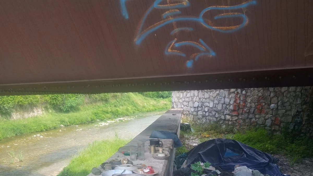Il fiume come discarica Bivacchi e rifiuti ovunque "Servono più controlli" Il fiume come discarica Bivacchi e rifiuti ovunque "Servono più controlli"