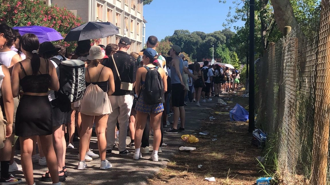 La fila per entrare al concerto alle 16,30 era già lunghissima