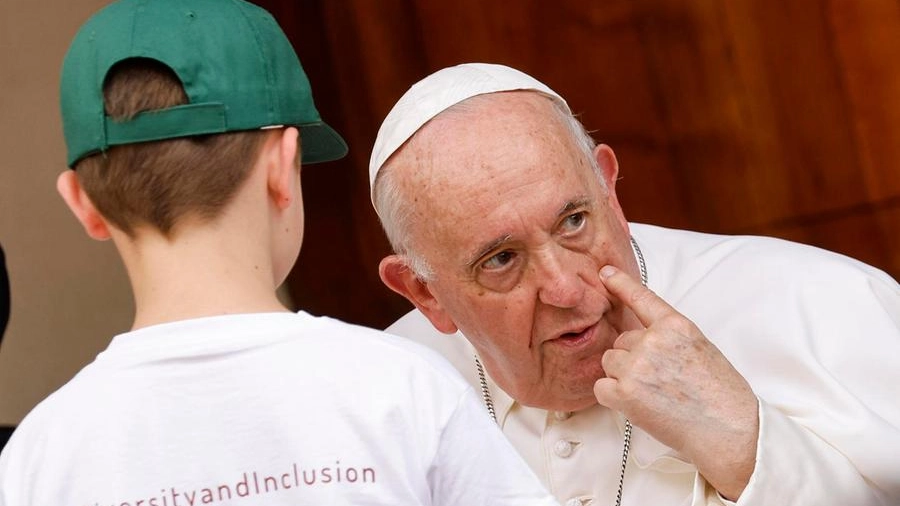 Papa Francesco durante l'incontro con i bambini a Roma (Ansa)