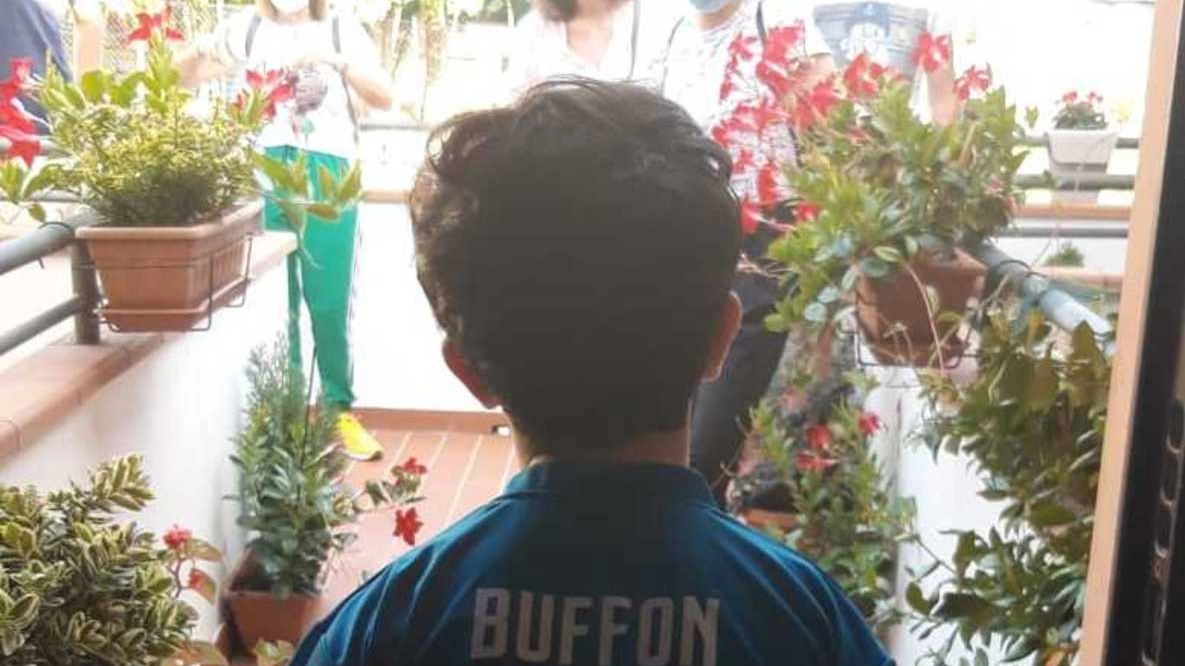 Il bambino con la maglietta da portiere del suo campione preferito: Gigi Buffon