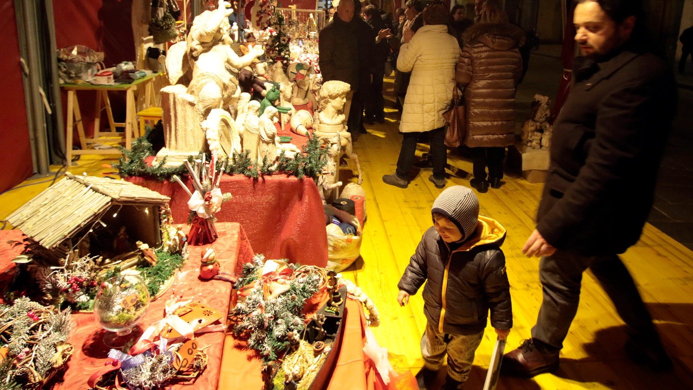 «Giro di auguri», il classico mercatino natalizio, domani in piazza Farinata degli Uberti dalle 10 alle 20
