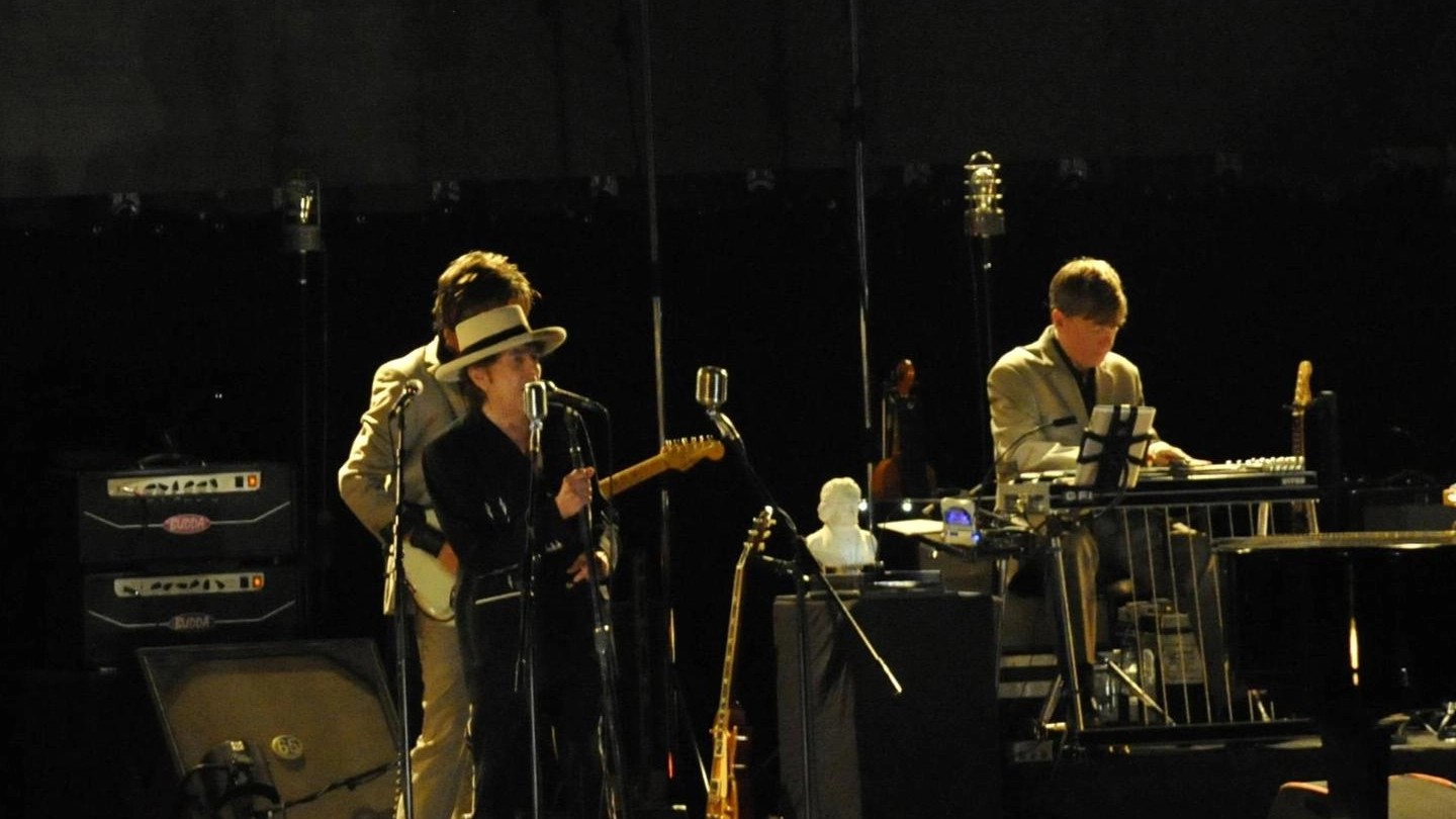 Bob Dylan durante lo show (foto Alcide)