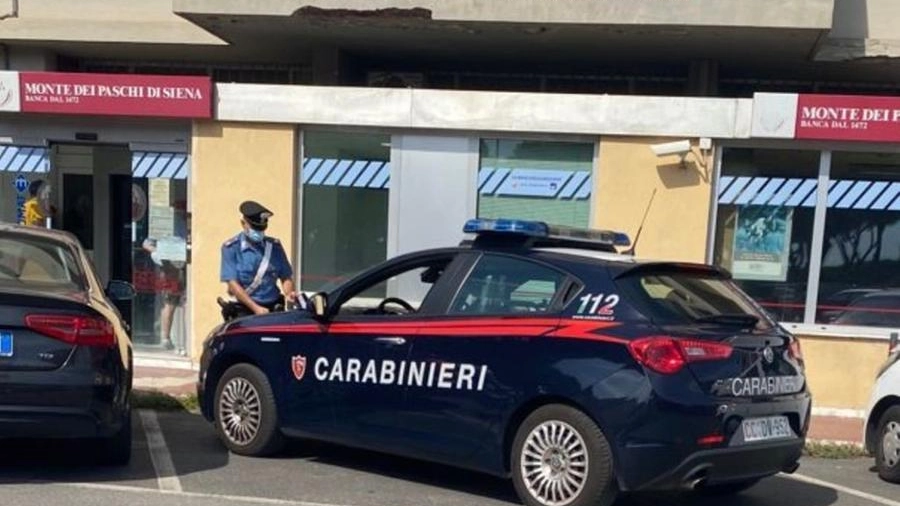 I carabinieri sul luogo di una delle due rapine