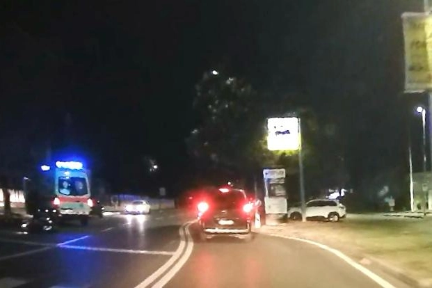 Sulla sinistra l'ambulanza e lo scooter a terra in viale della Repubblica (riproduzione riservata)