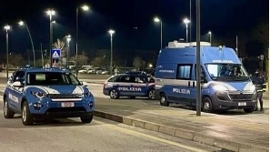 La polizia stradale durante controlli La polizia stradale durante controlli