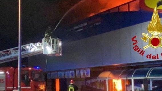 Incendio al supermercato  Rilievi di Arpa e Usl 1  Rientra l’allarme-salute