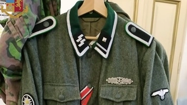 Una delle uniformi delle SS sequestrate dalla polizia Una delle uniformi delle SS sequestrate dalla polizia