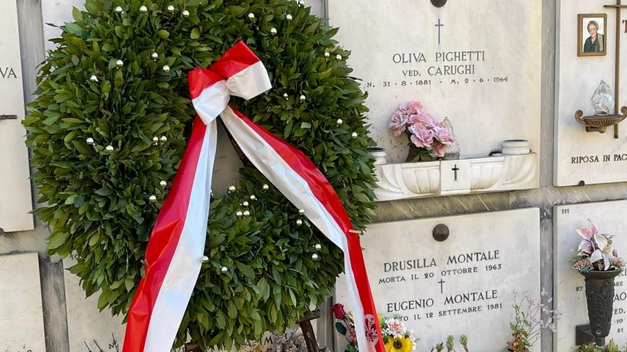 La tomba di Montale e l'omaggio del comune di Firenze