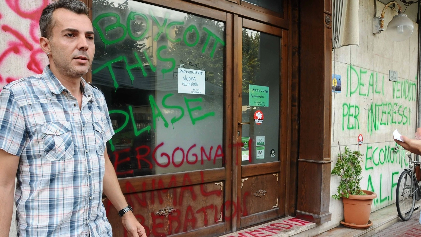 Francesco Goracci e l’ingresso del suo locale deturpato da scritte offensive e minacciose