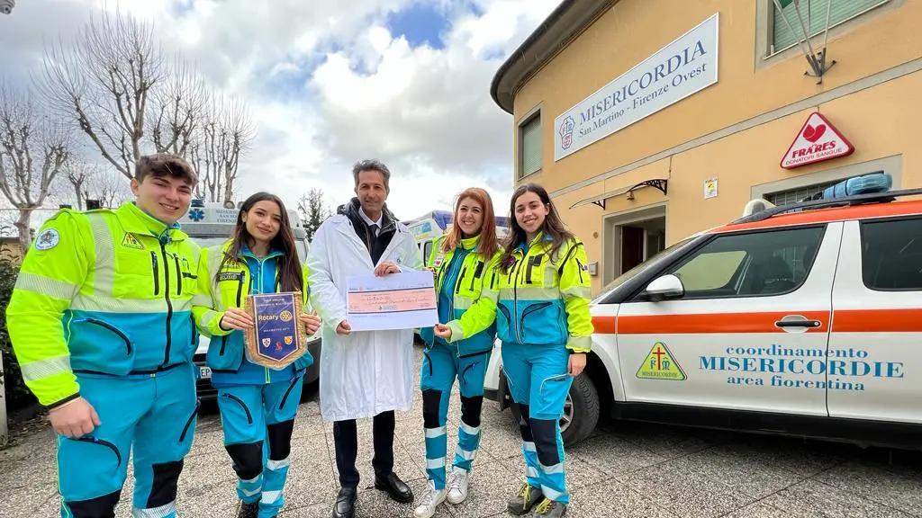 Il momento della consegna della donazione Il momento della consegna della donazione