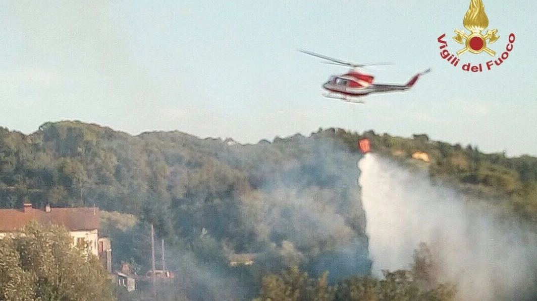Elicotteri in azione a Montopoli per un vasto incendio