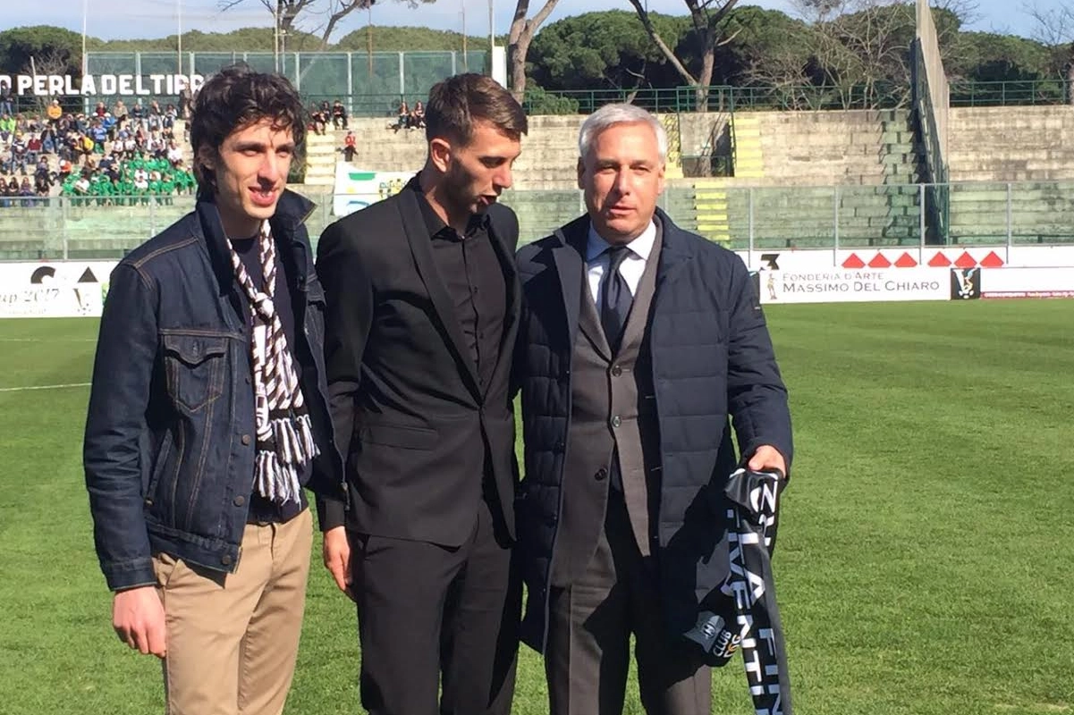 Lo stupore di Bernardeschi nel vedere la sciarpa della Juve tirata fuori dal sindaco