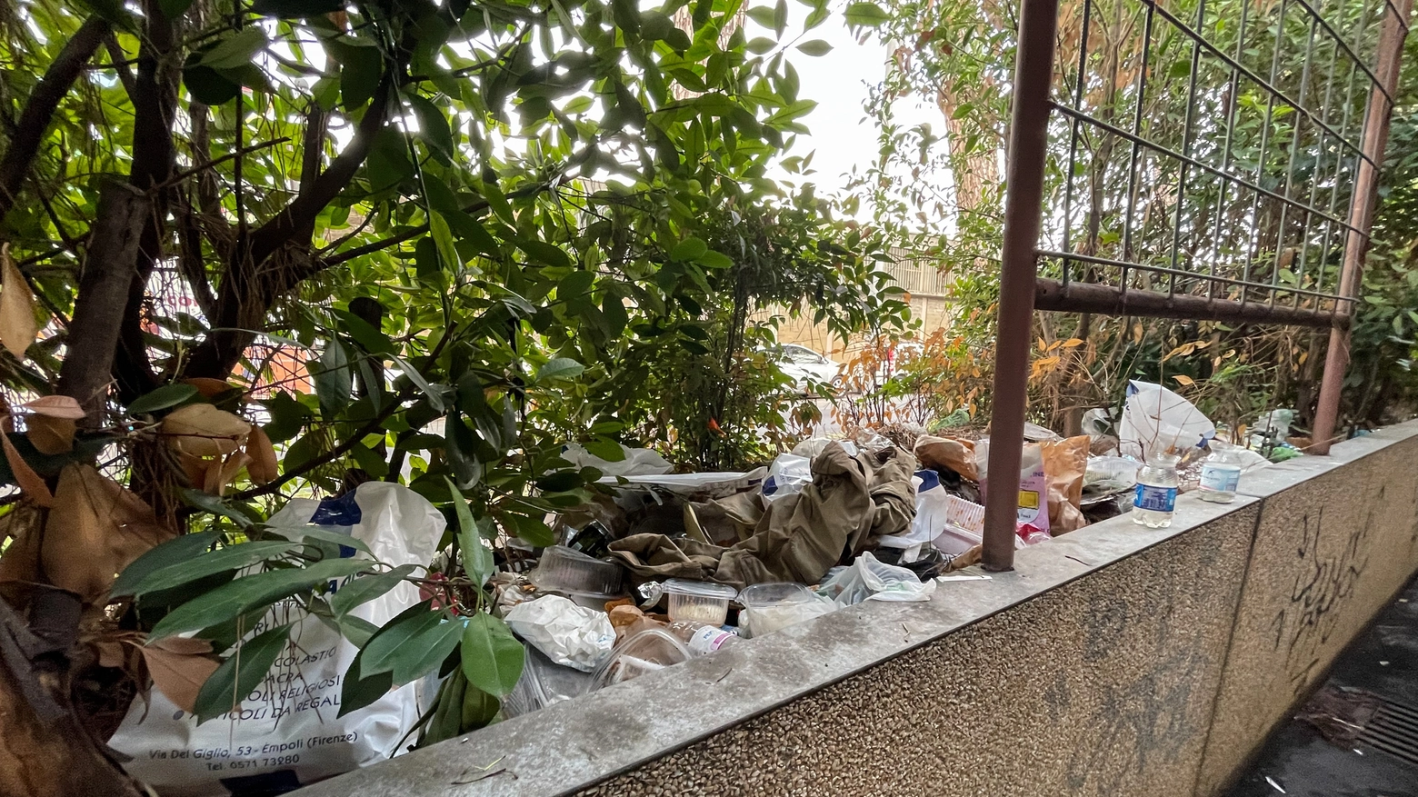 Il degrado al parcheggio multipiano della stazione Il degrado al parcheggio multipiano della stazione