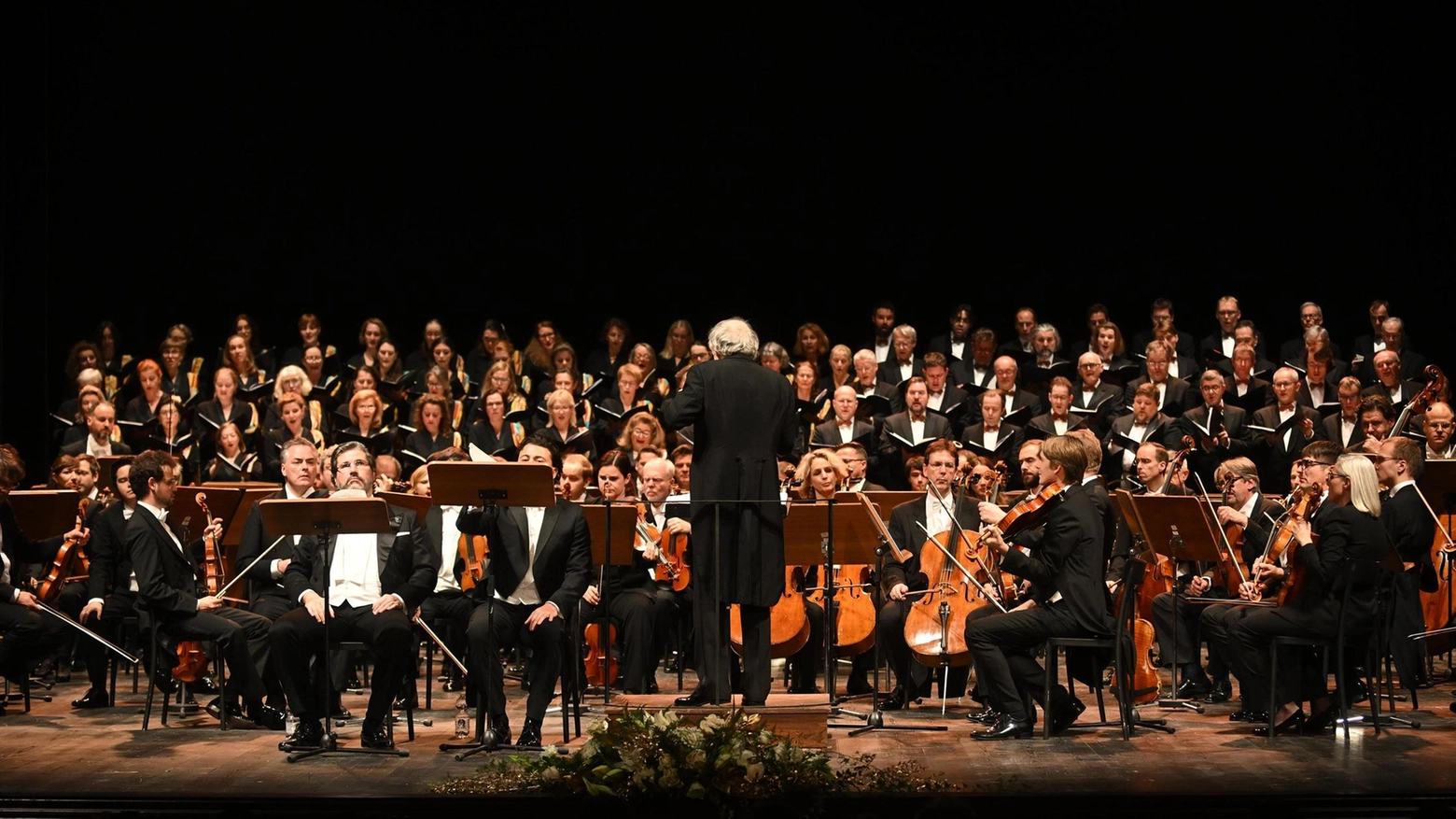 Pubblico entusiasta per lo speciale concerto della Filarmonica di Vienna diretta da Adam Fischer. Veronesi, Pardini e Lazzarini: “Omaggio straordinario per l’inizio del centenario della morte del Maestro”.