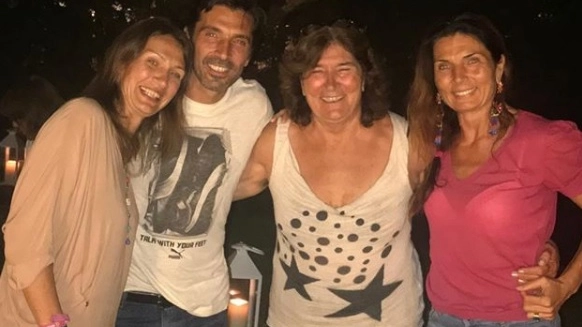 Gianluigi Buffon con la mamma e le sorelle
