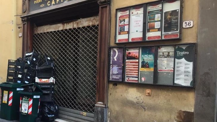 Colonna di spazzatura lasciata davanti al Caffè “Di Simo“ Colonna di spazzatura lasciata davanti al Caffè “Di Simo“