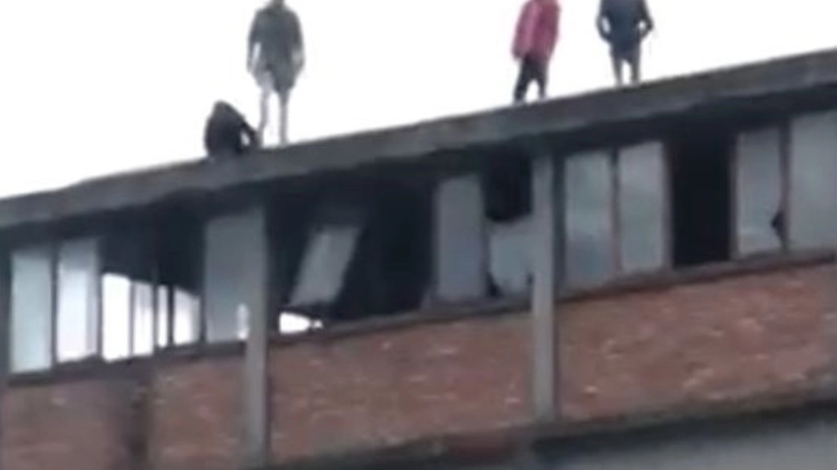 I ragazzini sui tetti dei capannoni dismessi ripresi da un passante 