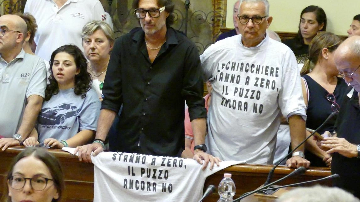 Odori molesti e rabbia. Le storie dei residenti sui banchi del consiglio: "Non lasciateci soli"