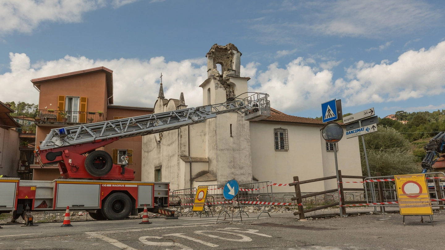 Il campanile crollato a Beverino (foto Frascatore)