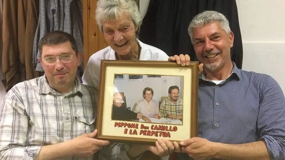 Don Maurizio Del Bue lascia dopo 24 anni la parrocchia di San Giovanni Battista a Cavriglia. Il sindaco e i parrocchiani lo ricordano con affetto e aneddoti. Don Stefano Isolan e Don Herctor Largo prenderanno il suo posto.