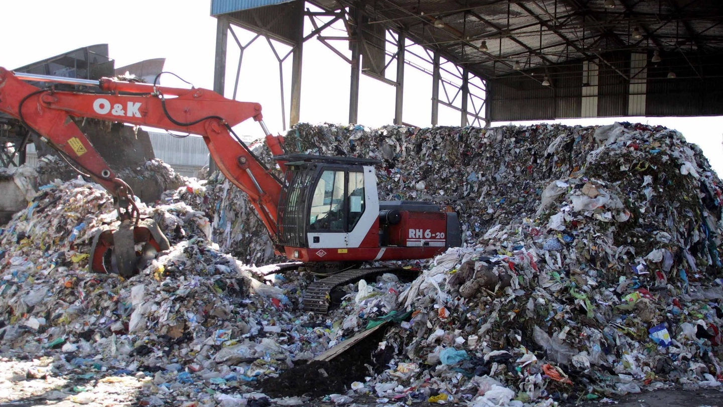 L’impianto Cermec a Massa mentre lavora la spazzatura indifferenziata (foto di repertorio)