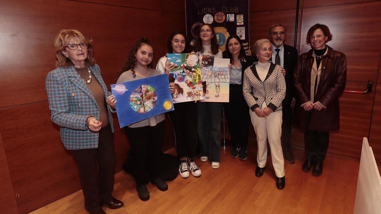 ’Un poster per la Pace’. Lions Club Siena premia gli studenti ’Un poster per la Pace’. Lions Club Siena premia gli studenti