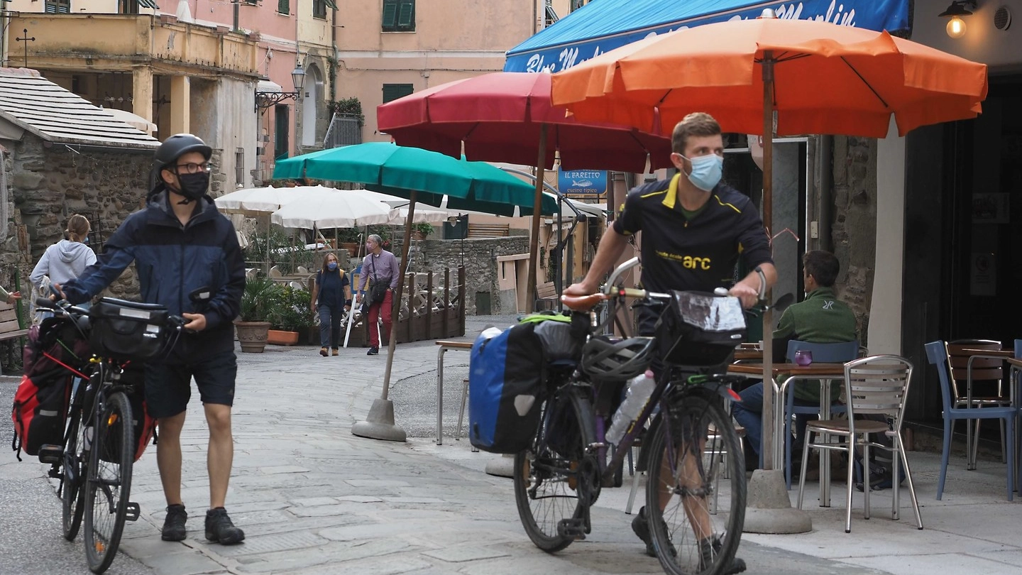 Ciclisti con la mascherina alle Cinque Terre