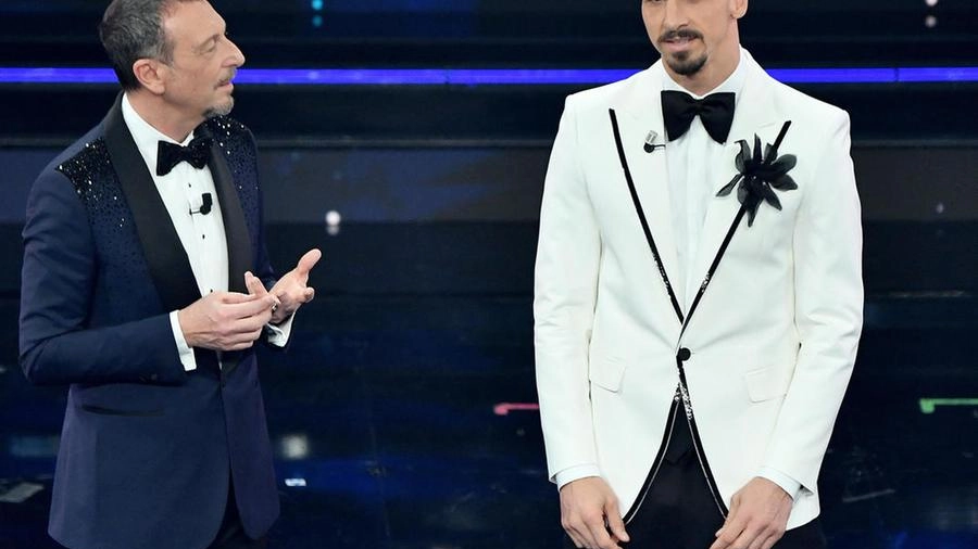 Amadeus con Zlatan Ibrahimovic sul palco di Sanremo