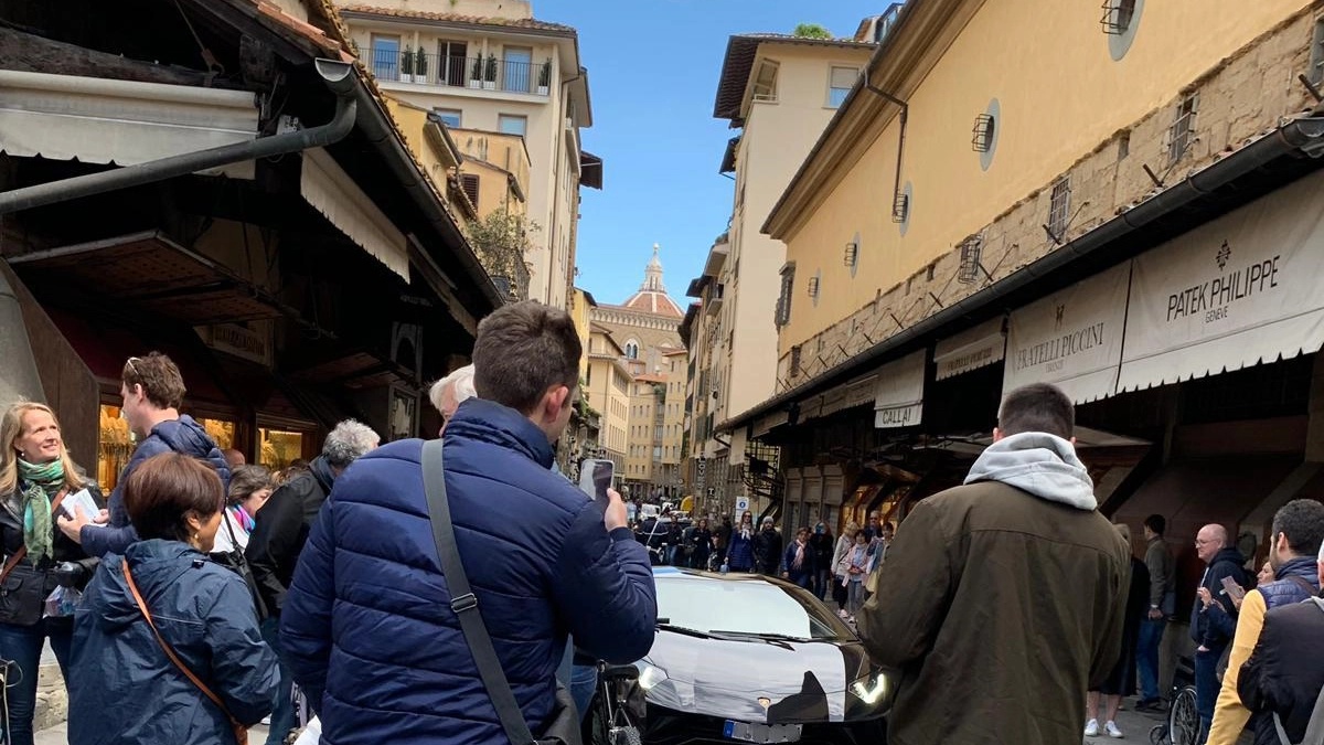La Lamborghini sul Ponte Vecchio