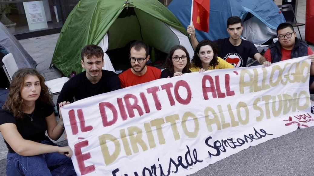 Tornano le tende sotto l’Ateneo. Studenti fuorisede senza alloggio: "Un bugigattolo costa una follia"