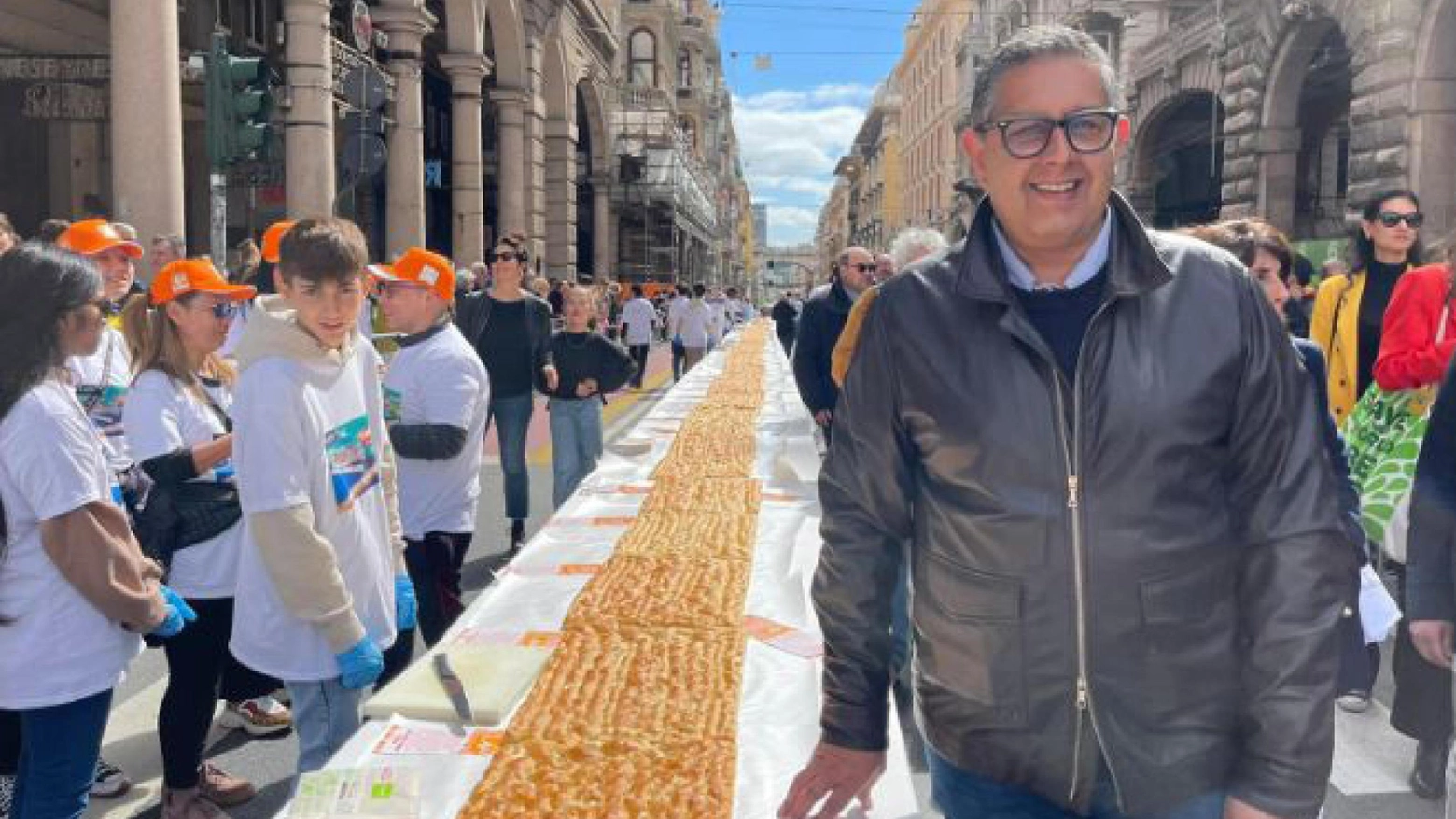 Focaccia genovese da primato Distribuite oltre 16mila porzioni Migliaia i visitatori all’iniziativa Focaccia genovese da primato Distribuite oltre 16mila porzioni Migliaia i visitatori all’iniziativa