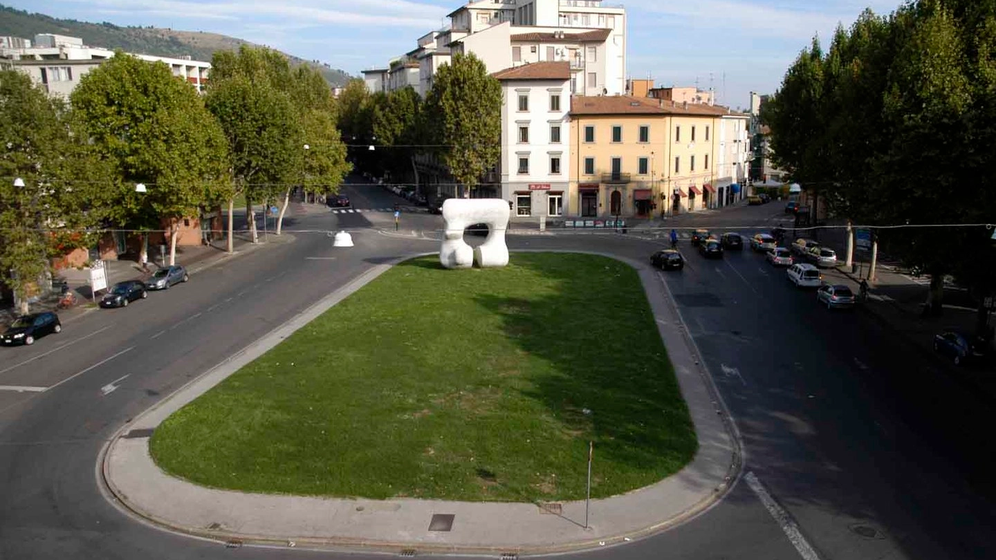 La scultura di Moore in piazza San Marco (foto Attalmi)