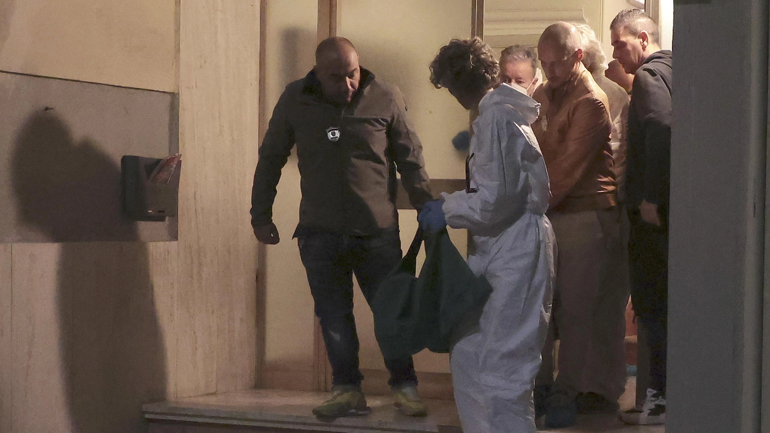 La salma di Anna Maria Burrini mentre viene portata via nel cuore della notte dalla palazzina di Largo Sassetta dove l’81enne viveva La salma di Anna Maria Burrini mentre viene portata via nel cuore della notte dalla palazzina di Largo Sassetta dove l’81enne viveva