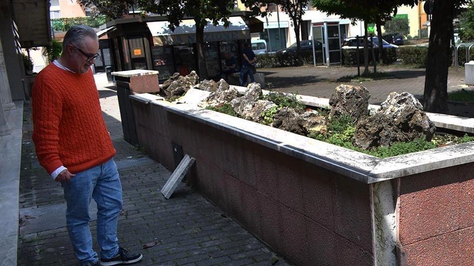 Vandali in largo Usilia  Distrutte tutte le fioriere  "Subito le telecamere"