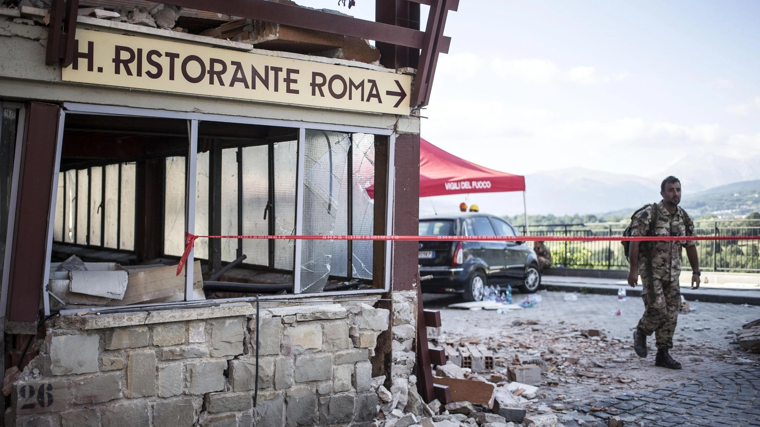 La facciata dell'hotel Roma ad Amatrice distrutta dal terremoto del 24 agosto 2016