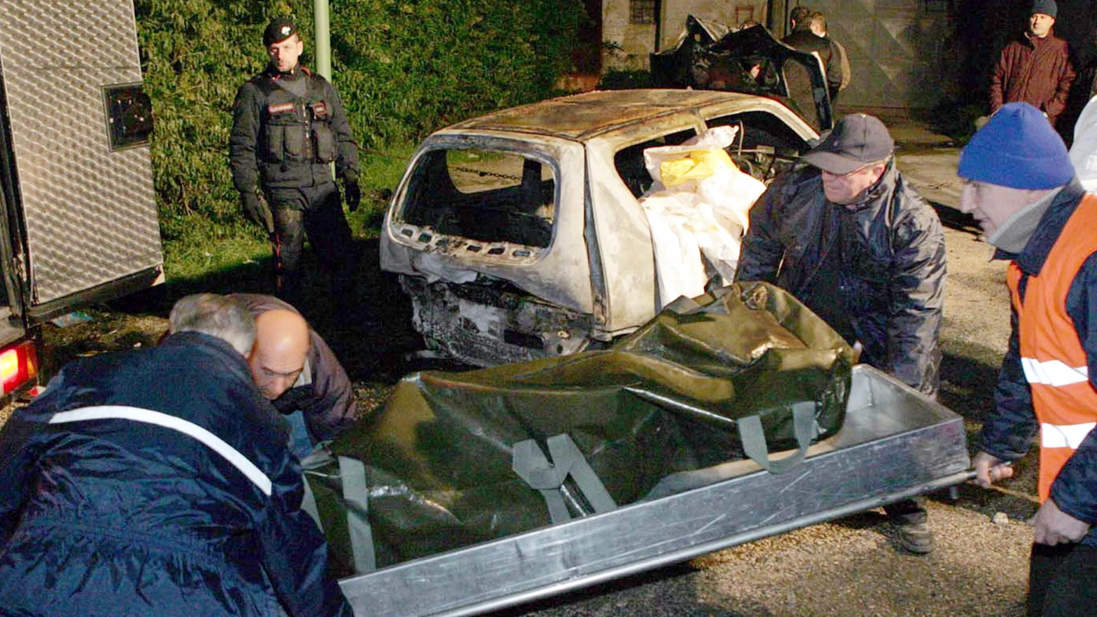 Il corpo di Gelsomina Verde portato via dall'auto in cui è stata bruciata il 21 novembre 2004