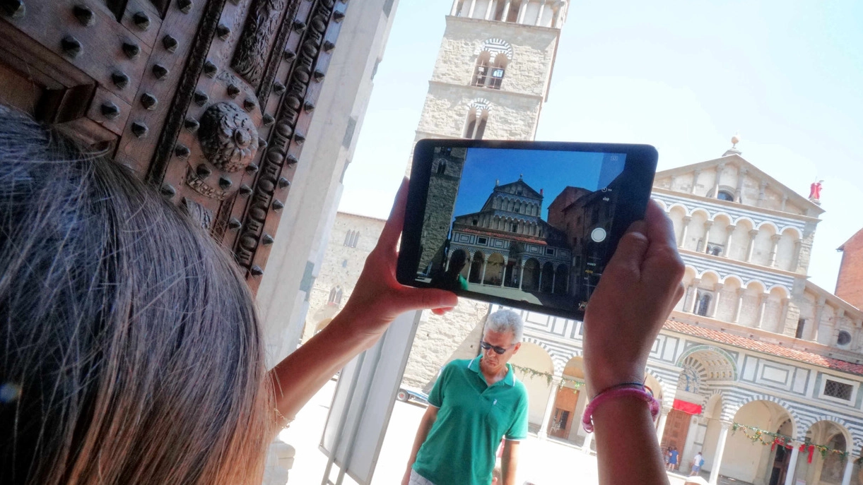 Pistoia vista attraverso il tablet (Acerboni / FotoCastellani) Pistoia vista attraverso il tablet (Acerboni / FotoCastellani)