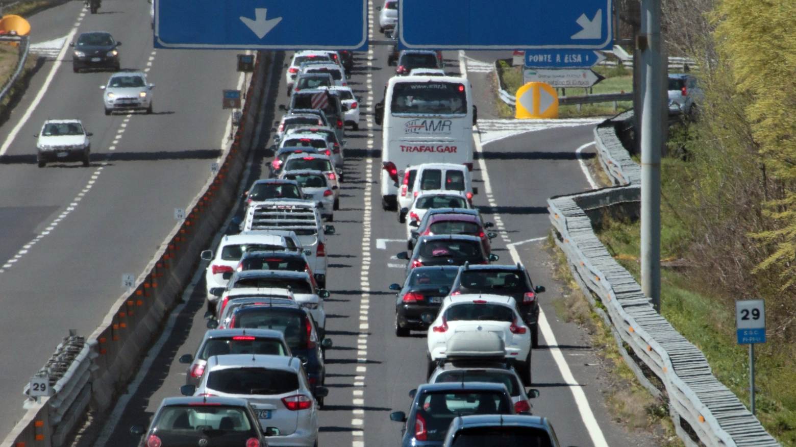 Traffico sulla superstrada Fipili. Foto Germogli