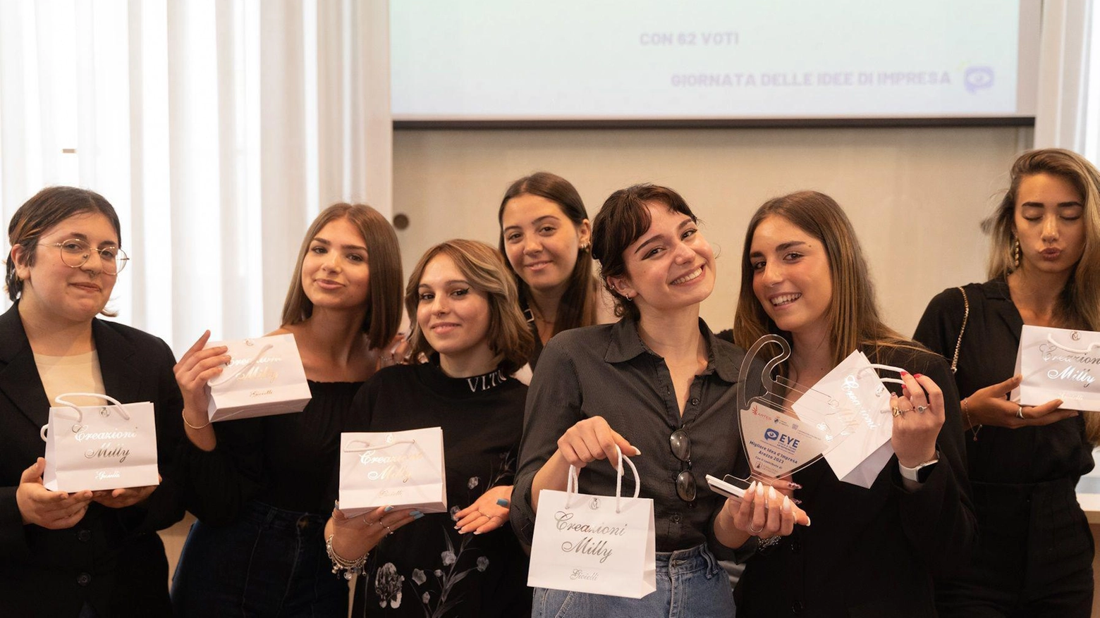 Premio per la migliore idea d’impresa Trofeo Eye a un gruppo di studentesse Premio per la migliore idea d’impresa Trofeo Eye a un gruppo di studentesse