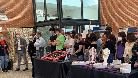 Oggi il Mercatino   delle scuole   nel giardino del liceo