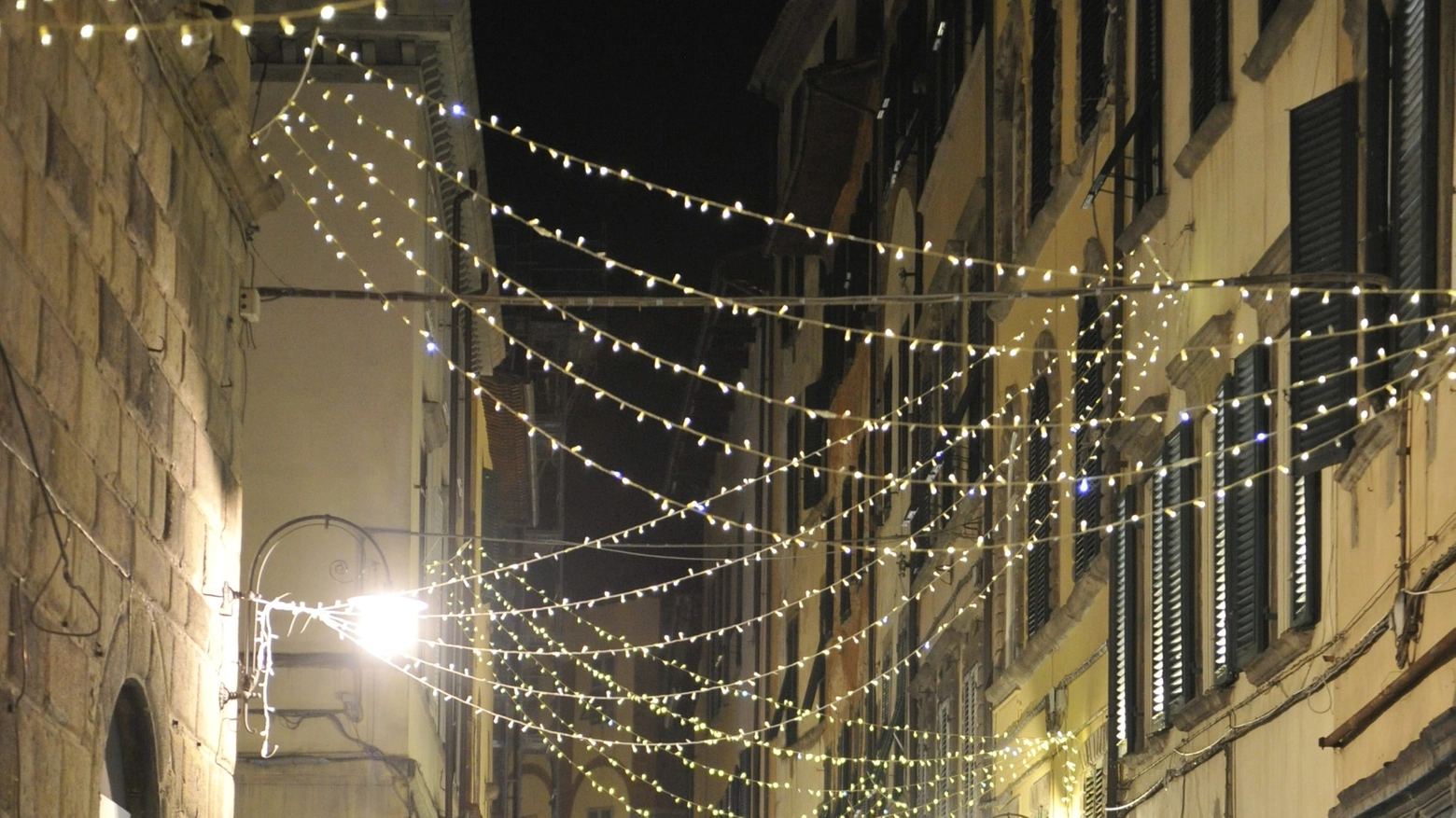 Atmosfera natalizia a Lucca (foto Alcide)
