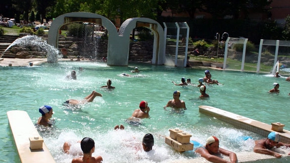 Relax nella piscina delle Terme di Casciana (foto d’archivio)